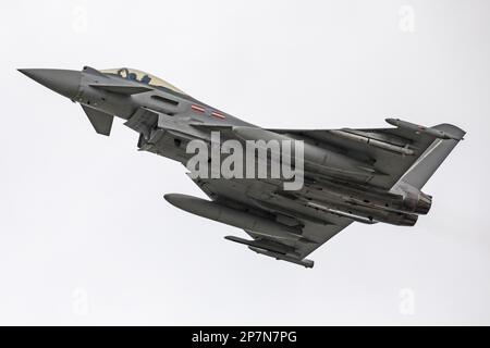 Ein Eurofighter der British Royal Air Force Taifun FGR4, ZJ926, von 1435 Flight Falkland Islands, über die Falklandinseln. Stockfoto