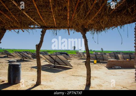 Solarpaneele für die Bewässerung in der Wüste Stockfoto