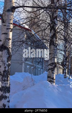 Wunderschöne superfinnische Winterlandschaft mit weißem finnischem Holzhaus im Winter mit Schnee bedeckt. Kalt. Stockfoto