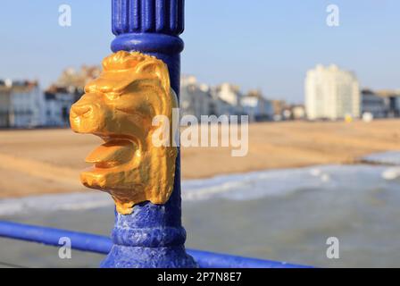 Detail am Pier in Eastbourne, mit Blick auf den Strand, im Winter Sonnenschein, East Sussex, Großbritannien Stockfoto