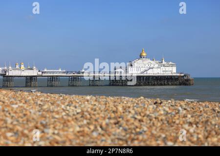 Der Pier in Eastbourne, vom Kieselstrand, im Wintersonnenschein, in Eastbourne, East Sussex. Stockfoto