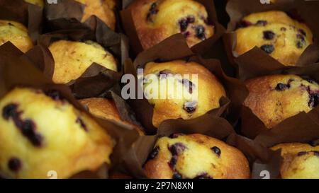 Frisch gebackene gesunde Muffins auf der Theke im Geschäft. Einkaufen im Supermarkt. Konzept des Lebensmittelverkaufs Stockfoto