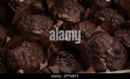 Frisch gebackene gesunde Muffins auf der Theke im Geschäft. Einkaufen im Supermarkt. Konzept des Lebensmittelverkaufs Stockfoto