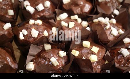 Frisch gebackene gesunde Muffins auf der Theke im Geschäft. Einkaufen im Supermarkt. Konzept des Lebensmittelverkaufs Stockfoto