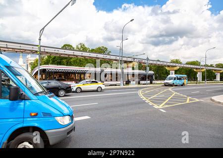 Moskau, Russland - 7. Juli 2019: Moderner öffentlicher Nahverkehr. Im Sommer fahren Straßenbahnen und andere Fahrzeuge entlang einer Straße Stockfoto