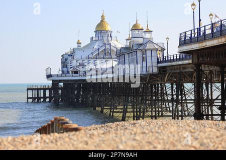 Eastbourne Pier vom Strand bei Wintersonne, East Sussex, Großbritannien Stockfoto