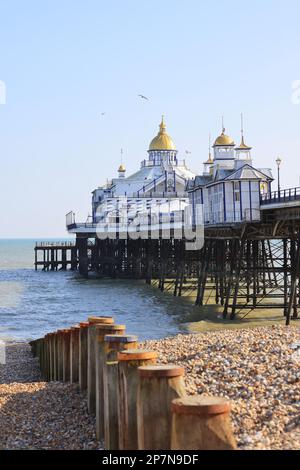 Eastbourne Pier vom Strand bei Wintersonne, East Sussex, Großbritannien Stockfoto