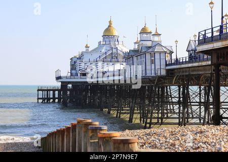 Eastbourne Pier vom Strand bei Wintersonne, East Sussex, Großbritannien Stockfoto