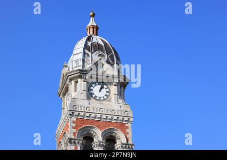 Das historische Rathaus wurde in den 1800er Jahren im traditionellen viktorianischen Stil erbaut und beherbergt das Eastbourne Register Office in East Sussex, Großbritannien Stockfoto