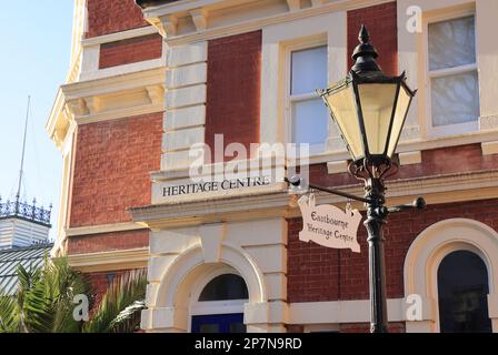 Eastbourne Heritage Centre mit Karten, Fotos, Artefakten und Filmen zur lokalen Geschichte und Kultur an der Carlisle Road in East Sussex, Großbritannien Stockfoto