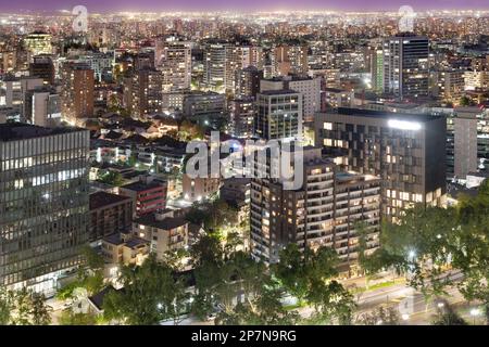 Erhöhte Aussicht auf Providencia bei Nacht in Santiago de Chile Stockfoto