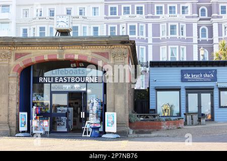 Das RNLI Eastbourne Museum & Shop mit erfahrenen Freiwilligen befindet sich am westlichen Ende der Promenade am Wish Tower in East Sussex, Großbritannien Stockfoto