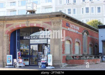 Das RNLI Eastbourne Museum & Shop mit erfahrenen Freiwilligen befindet sich am westlichen Ende der Promenade am Wish Tower in East Sussex, Großbritannien Stockfoto