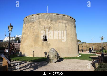 Der Wish Tower in Eastbourne, einer von 74 Martello Towers, der Anfang der 1800er Jahre an der Südküste zur Verteidigung Napoleons in East Sussex, Großbritannien, errichtet wurde Stockfoto