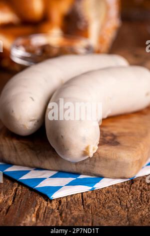 Zwei bayerische weiße Würstchen auf Holz Stockfoto