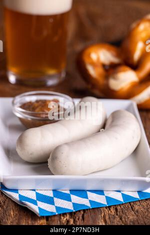 Zwei bayerische weiße Würstchen auf Holz Stockfoto