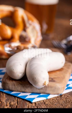 Zwei bayerische weiße Würstchen auf Holz Stockfoto