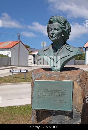 Eine Büste von Margaret Thatcher, Premierministerin des Vereinigten Königreichs von 1979 bis 1990, in Stanley, Falklandinseln. Stockfoto