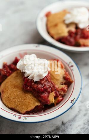 Hausgemachter veganer Himbeer-Rhabarber-Schuster. Stockfoto