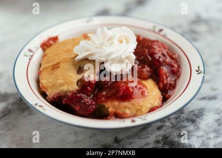 Hausgemachter veganer Himbeer-Rhabarber-Schuster. Stockfoto