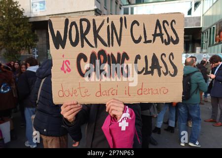 Rom, Italien. 08. März 2023. Eine Aufnahme der Demonstration zum Internationalen Frauentag, Rom, Italien, März 8 2023. (Foto: Elisa Gestri/SIPA USA) Kredit: SIPA USA/Alamy Live News Stockfoto