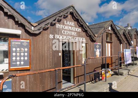 07.03.2023 Windermere, Cumbria, Vereinigtes Königreich. Braune Büros mit Werbetafeln, die Bootsvermietung auf Lake windermere anbieten Stockfoto