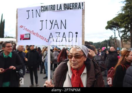 Rom, Italien. 08. März 2023. Eine Aufnahme der Demonstration zum Internationalen Frauentag, Rom, Italien, März 8 2023. (Foto: Elisa Gestri/SIPA USA) Kredit: SIPA USA/Alamy Live News Stockfoto