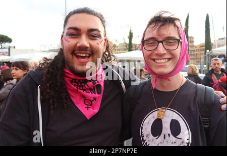 Rom, Italien. 08. März 2023. Eine Aufnahme der Demonstration zum Internationalen Frauentag, Rom, Italien, März 8 2023. (Foto: Elisa Gestri/SIPA USA) Kredit: SIPA USA/Alamy Live News Stockfoto