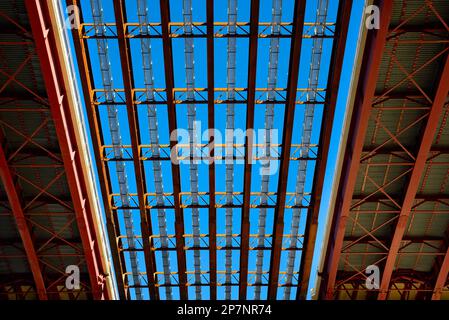 Abstrakte oder Hintergrundansicht von Neubauten auf der Brücke der Interstate 480 in der Nähe von Cleveland, Ohio, einem teilweise fertiggestellten, zeitweiligen Center Span im Vorfeld Stockfoto