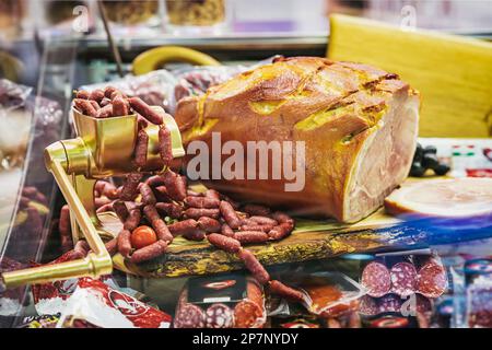 Abstrakte Lebensmittelvitrine, Auswahl an Würstchen und Fleischprodukten aus landwirtschaftlichen Betrieben. Selektiver Weichzeichner Stockfoto