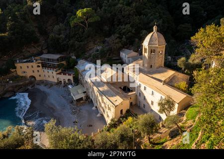 Abtei San Fruttuoso und seine Bucht von den Hügeln aus gesehen - Camogli, Ligurien Stockfoto