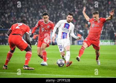 München, Frankreich, Deutschland. 8. März 2023. Jamal MUSIALA von Bayern München, Lionel (Leo) MESSI von PSG und Joshua KIMMICH von Bayern München während des UEFA Champions League-Spiels zwischen dem FC Bayern München Paris Saint-Germain im Allianz Arena Stadion am 08. März 2023 in München. (Kreditbild: © Matthieu Mirville/ZUMA Press Wire) NUR REDAKTIONELLE VERWENDUNG! Nicht für den kommerziellen GEBRAUCH! Kredit: ZUMA Press, Inc./Alamy Live News Stockfoto