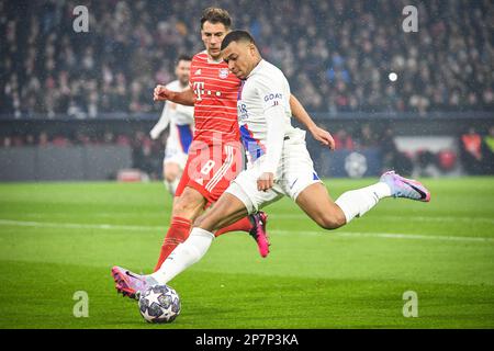 München, Frankreich, Deutschland. 8. März 2023. Josip STANISIC von Bayern München und Kylian MBAPPE von PSG während des UEFA Champions League-Spiels zwischen dem FC Bayern München Paris Saint-Germain im Allianz Arena Stadion am 08. März 2023 in München. (Kreditbild: © Matthieu Mirville/ZUMA Press Wire) NUR REDAKTIONELLE VERWENDUNG! Nicht für den kommerziellen GEBRAUCH! Kredit: ZUMA Press, Inc./Alamy Live News Stockfoto