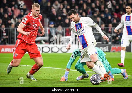 München, Frankreich, Deutschland. 8. März 2023. Matthijs DE LIGT von Bayern München und Lionel (Leo) MESSI von PSG während des UEFA Champions League-Spiels zwischen dem FC Bayern München Paris Saint-Germain im Allianz Arena Stadion am 08. März 2023 in München. (Kreditbild: © Matthieu Mirville/ZUMA Press Wire) NUR REDAKTIONELLE VERWENDUNG! Nicht für den kommerziellen GEBRAUCH! Kredit: ZUMA Press, Inc./Alamy Live News Stockfoto