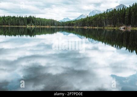 Herbert Lake in Alberta, Kanada an einem bewölkten Tag mit atemberaubenden Bergen und Wasserreflexionen Stockfoto