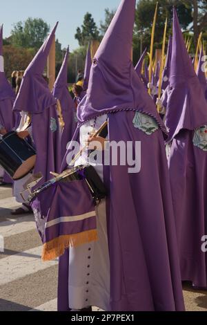 2022. Torrent, Valencia, Spanien. Vertikales Bild einiger Nazarener, die am Ostersonntag den Rhythmus der Musik mit Trommeln beibehalten Stockfoto