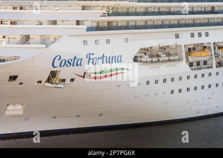 Montevideo, Uruguay - 5. Februar 2023: Details zum Kreuzfahrtschiff Costa Fortuna, das im Hafen angelegt hat Stockfoto