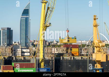 Montevideo, Uruguay - 5. Februar 2023: Container werden im Handelshafen auf das Schiff verladen Stockfoto