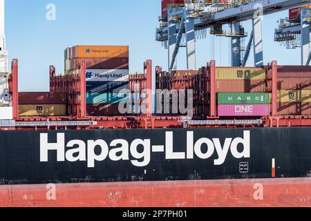 Montevideo, Uruguay - 5. Februar 2023: Container werden im Handelshafen auf das Schiff Hapag Lloyd verladen Stockfoto