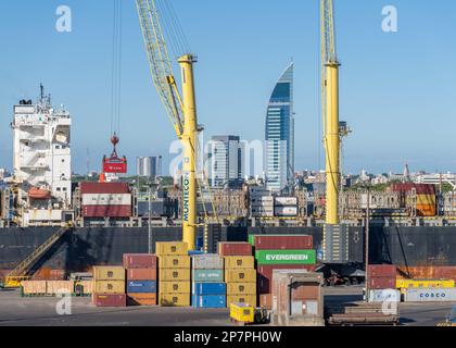 Montevideo, Uruguay - 5. Februar 2023: Container werden im Handelshafen auf das Schiff verladen Stockfoto