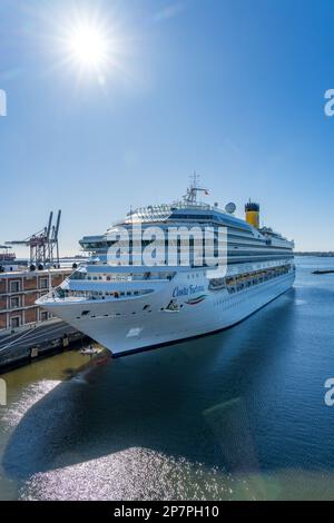 Montevideo, Uruguay - 5. Februar 2023: Kreuzfahrtschiff Costa Fortuna legt im Hafen an Stockfoto