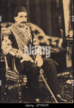 1880 Ca , Costantinopol , Türkei : der osmanische türkische Sultan ABDUL HAMID II ( 1842 - 1918 ) war von 1876 bis 1909 der 35. Sultan des Osmanischen Reiches. Abdulhamid II. War der letzte osmanische Kaiser, der mit unangefochtenen absolutistischen Kräften regierte. Zwischen 1894 und 1897 begannen die Massaker von Sultan ABDULHAMID II. Die armenische Bevölkerung startete mit dem Tod von 100.000 bis 300.000 Armeniern, darunter Männer, Frauen und Kinder. Diese Art von Todesopfer war erst beim Völkermord an den Armeniern im Jahr 1915 zu beobachten. - Könige - nobili - nobiltà - Baffi - Schnurrbart - Istanbul - FOTO STORICHE - GESCHICHTE Stockfoto