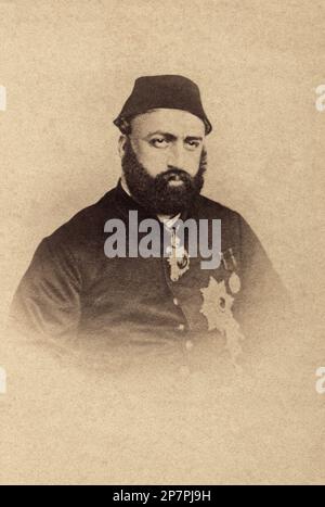 1865 Ca , Intanbul , Türkei : der osmanische türkische Sultan AZIZ ( ABDULAZIZ ) ( 1830 - 1876 ) war der 32. . Sultan des Osmanischen Reiches und regierte zwischen 1861 und 1876 . Er war der Sohn von Sultan Mahmud II. Und 1861 Nachfolger seines Bruders Abdulmecid. Er interessierte sich für Literatur und war auch Komponist klassischer Musik . Einige seiner Kompositionen wurden in dem Album " European Music at the Ottoman Court " der Londoner Akademie des Ottomanischen Hofes zusammengestellt .- Könige - nobili - nobiltà - Bart - barba FOTO STORICHE - GESCHICHTSFOTOS - ISLAM - IMPERO OTTOMANO - Portrait - ritratto - Stockfoto