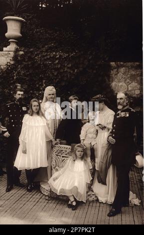 1906 c , RUMÄNIEN : der König CAROL I ( erste von links ) von RUMÄNIEN ( 1839 - 1914 ) Prinz von Hohenzollern - Sigmaringen , erklärte 1881 König den . Verheiratet im Jahr 1869 mit Elisabeth ( die alte Frau mit weißem Haar auf diesem Foto ) Prinzessin zu Wied ( 1843 - 1916 ) , auch bekannt als die Schriftstellerin Carmen Sylva . Da König Carol keine männlichen Erben hatte, ernannte er Ferdinand (1889) zum Erben des rumänischen Throns. Auf diesem Foto ist sein Neffe FERDINAND I ( Nando , der erste von links auf diesem Foto ) ( 1865 - 1927 ) König von 1914 bis 1927, verheiratet mit MARY ( zukünftige Königin MARIA von Rumänien , auf diesem Foto Stockfoto