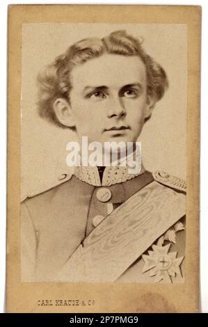 1864 Ca , Bayer , Deutschland : Ein Porträt des Younks König von Bayer LUDWIG II ( Louis ) aus Wittelsbach , König von Bayern , bekannt als " Mad King Ludwig " ( 1845 - 1886 ). König von Bayern von 1864 bis zu seinem Tod. Ludwig stieg im Alter von 18 Jahren nach dem Tod seines Vaters auf den bayerischen Thron. Seine Jugend und sein grüblerisches Aussehen machten ihn in Bayern und im Ausland sehr beliebt. Eine seiner ersten Taten war die offizielle Schirmherrschaft seines Idols, des deutschen Opernkomponisten Richard Wagner .- RE - REALI - ROYAL - nobili - nobiltà - BAVIERA - Musik - klassisch - Musica classica - Portrait - Rituratto - SCHWUL - Homosex Stockfoto