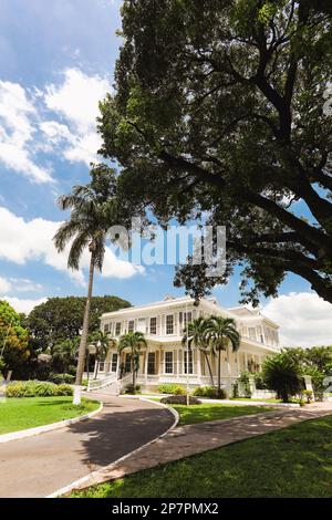 Das historische Devon House in Kingston, Jamaika, ist von atemberaubendem Grün umgeben. Stockfoto