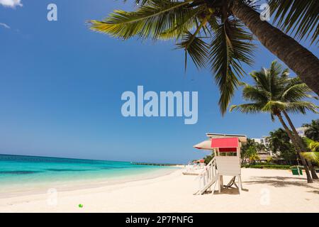 Das wunderschöne blaue Wasser und die weißen Sandstrände von Doctor's Cave Beach in Montego Bay, Jamaika. Stockfoto