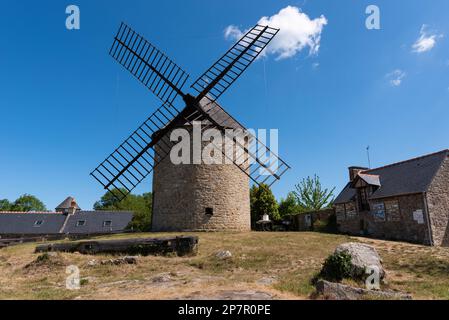 Mont-Dol, Ille et Vilaine, Bretagne, Frankreich - 31. Mai 2022 : Windmühle von Mont-Dol Stockfoto