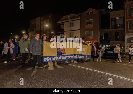 Cangas Spanien, 8., 2023. Demonstration um 20,00 Uhr zum Internationalen Tag der Rechte der Frau mit einer großen Anzahl von Demonstranten. Der Leiter der Demonstration mit dem 8M-Banner während des märz. Kredit: XAN gasalla / Alamy Live News Stockfoto