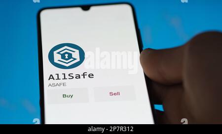 Ein Investor analysiert die AllSafe ( ASAPE )-Münze auf dem Bildschirm. Ein Telefon zeigt die Preise der Krypto-Investition an Stockfoto